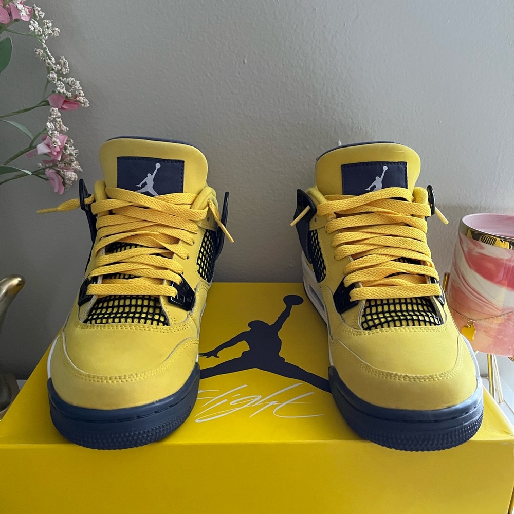 Air Jordan 4 - fits women size 7- 7.5
